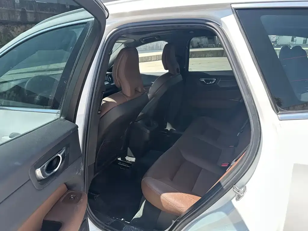 Volvo XC60 — фото 2