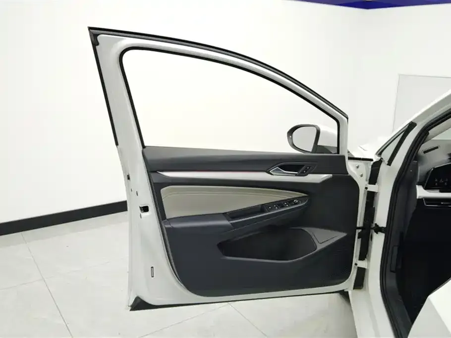 Volkswagen Golf 2023 из CN, фото 3