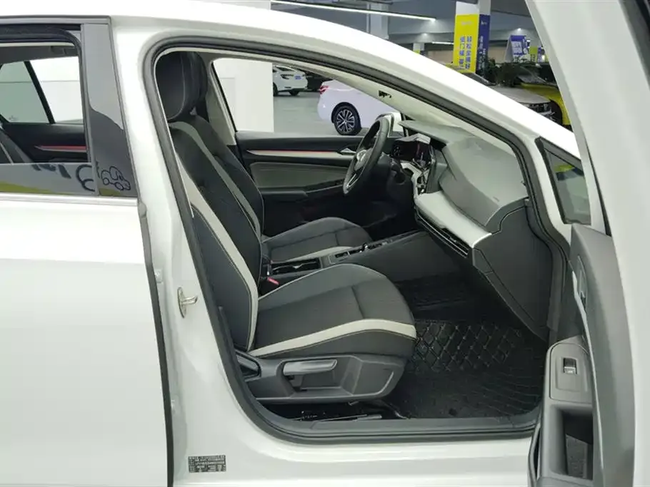 Volkswagen Golf 2023 из CN, фото 7