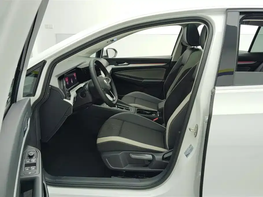 Volkswagen Golf 2023 из CN, фото 8