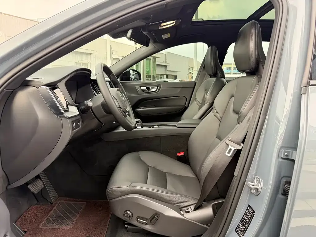 Volvo XC60 — фото 2