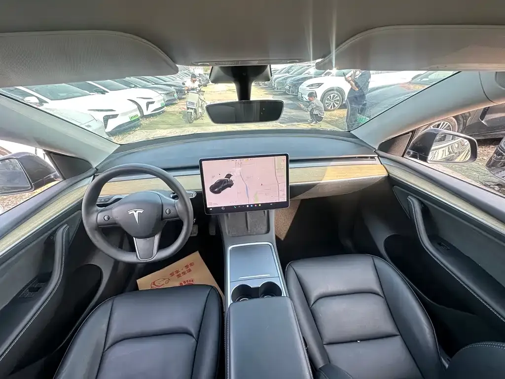 Tesla Model Y — фото 8