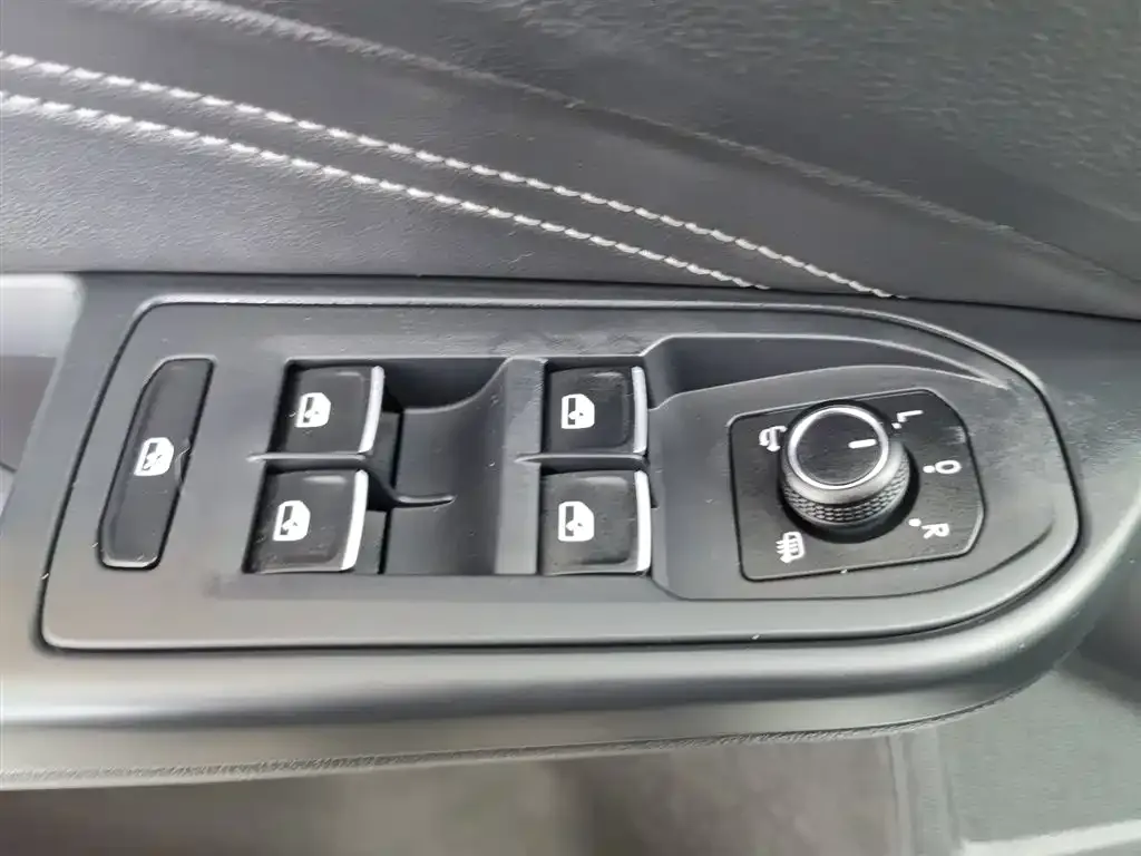 Volkswagen Golf 2021 из CN, фото 2