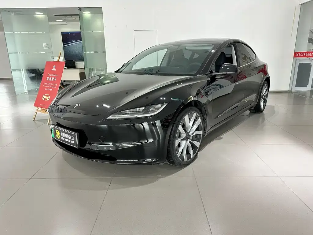 Tesla Model 3 — фото 1