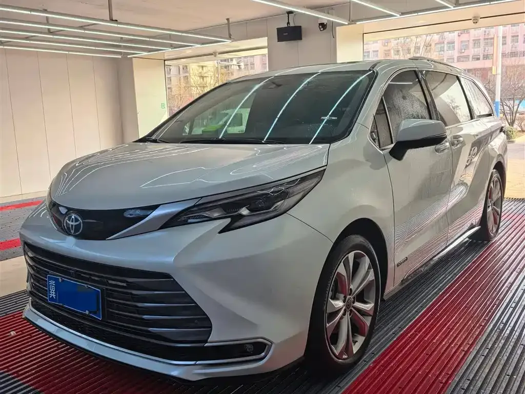 Toyota Sienna — фото 1