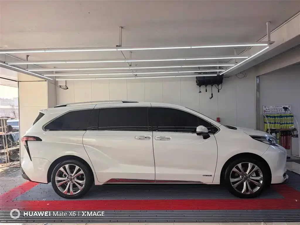 Toyota Sienna — фото 4