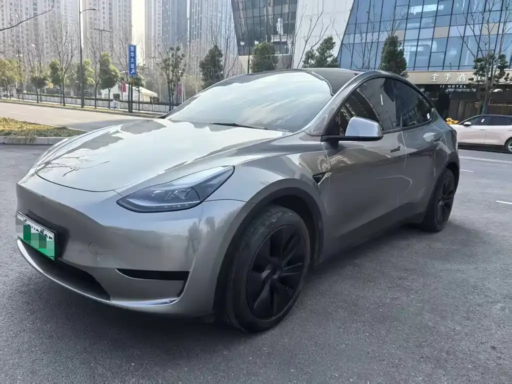 Tesla Model Y — фото 1