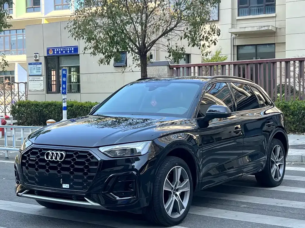 Audi Q5L — фото 1