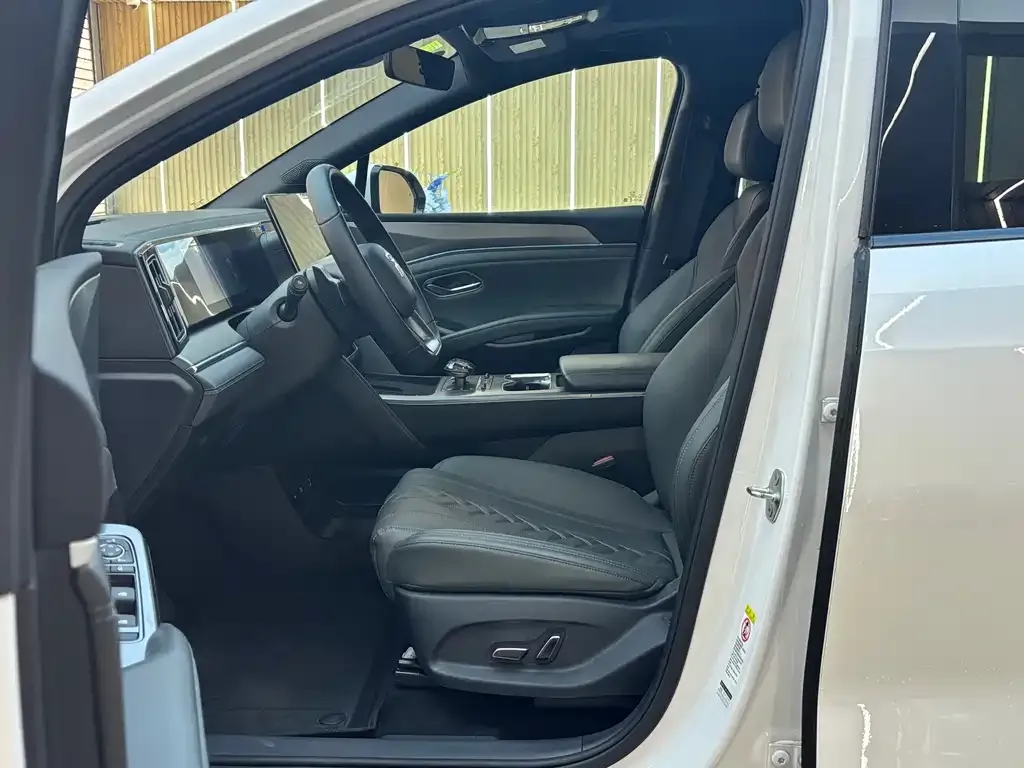 BYD L DM-i — фото 9