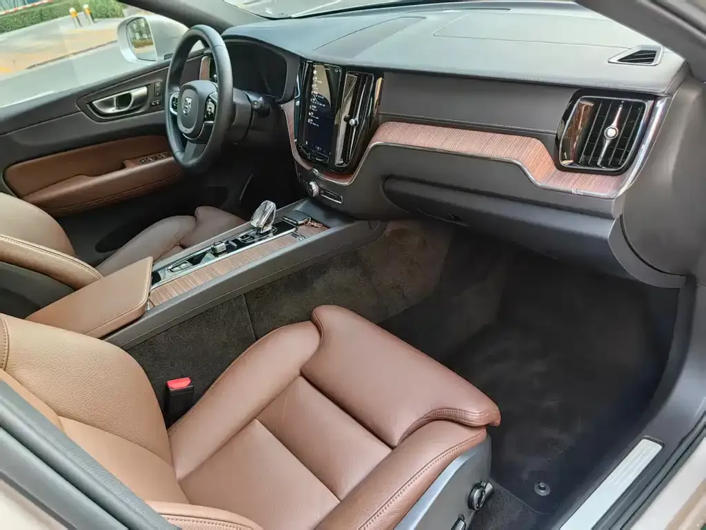 Volvo XC60 2023 из CN, фото 2