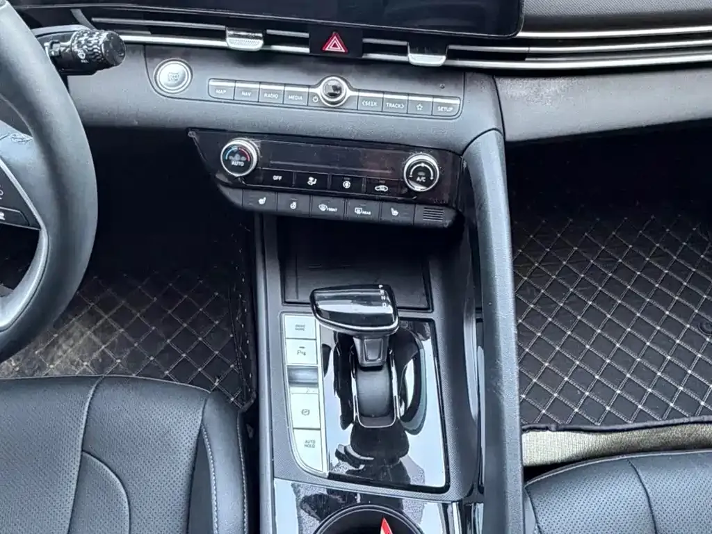 Hyundai Elantra — фото 8