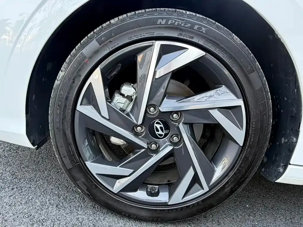 Hyundai Elantra — фото 2