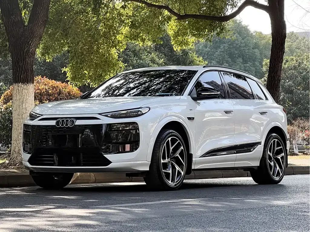 Audi Q6L e-tron — фото 1