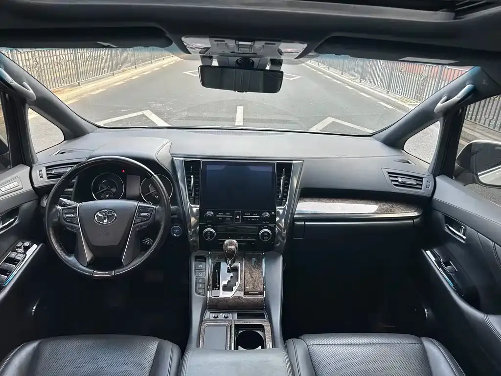 Toyota Alphard — фото 3