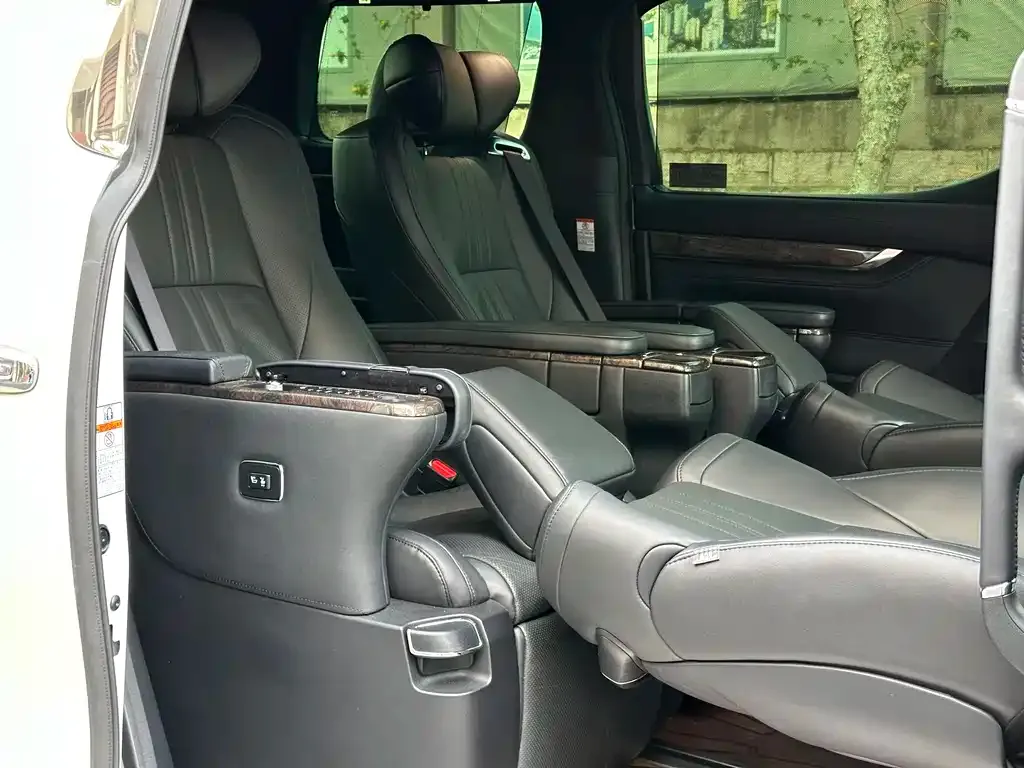 Toyota Alphard — фото 2