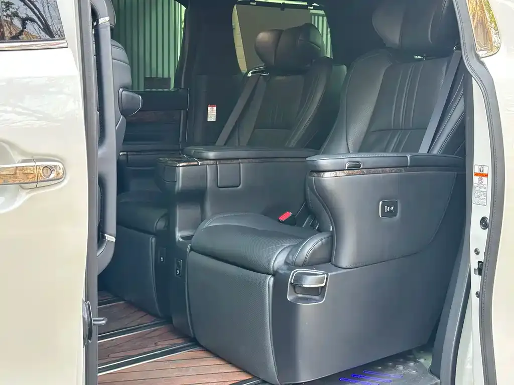 Toyota Alphard — фото 4