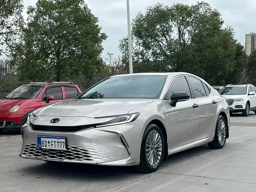 Toyota Camry — фото 1