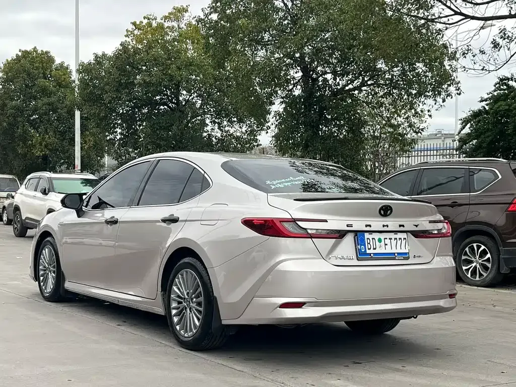 Toyota Camry — фото 9
