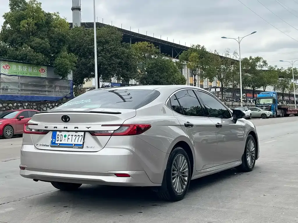 Toyota Camry — фото 5