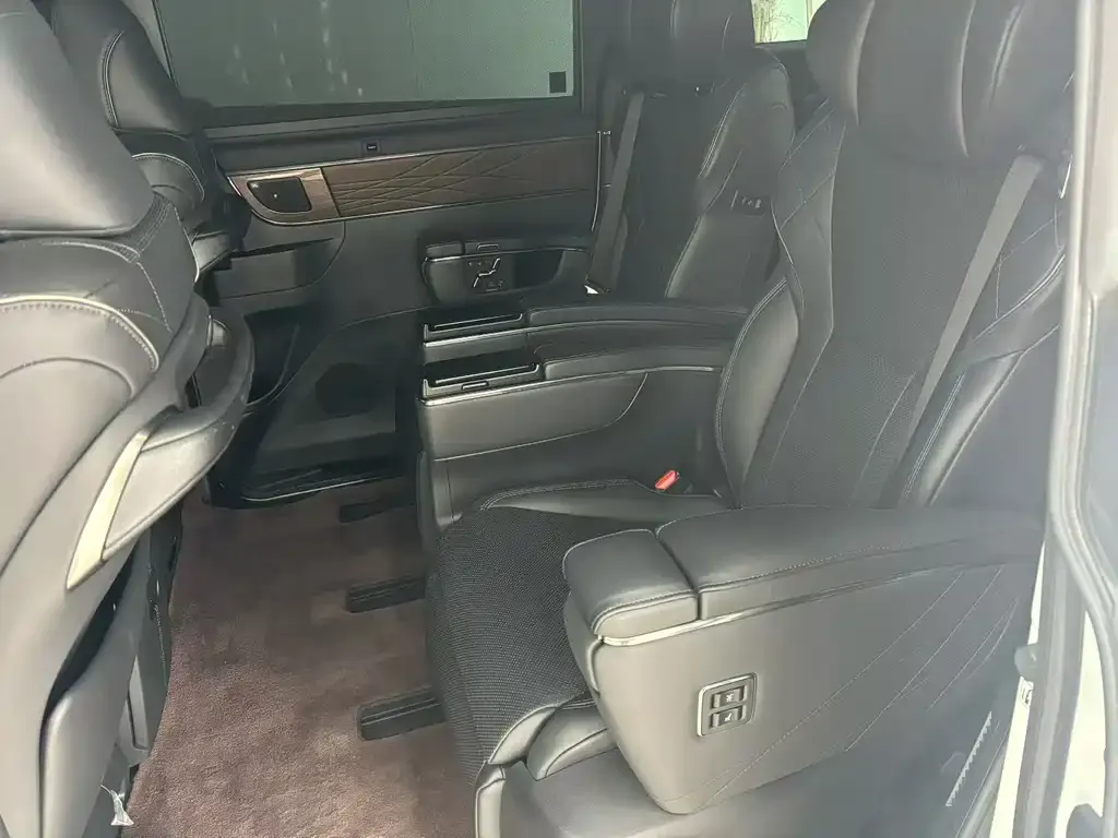 Toyota Vellfire — фото 2