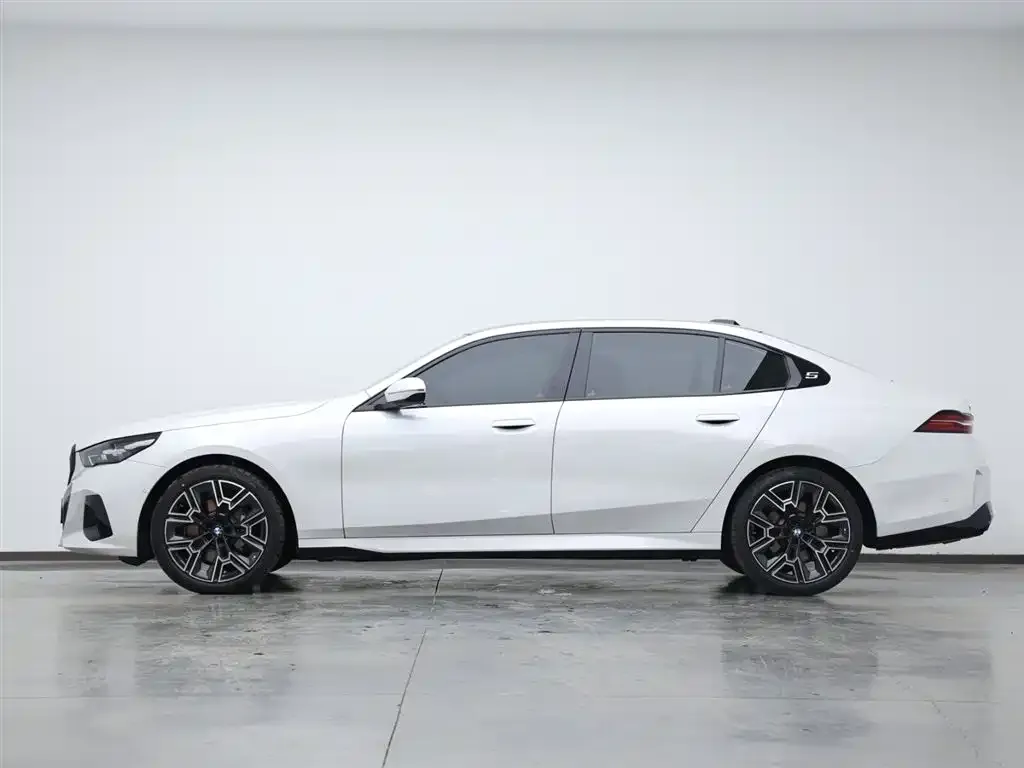 BMW 5 Series 2026 из CN, фото 9