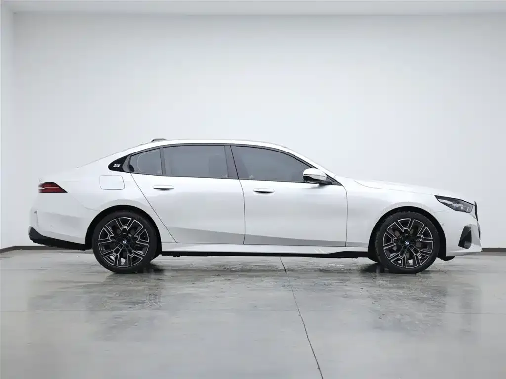 BMW 5 Series 2026 из CN, фото 8