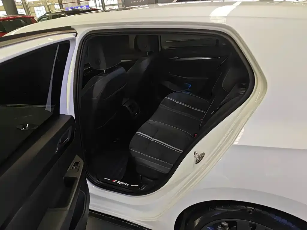 Volkswagen Golf 2023 из CN, фото 3