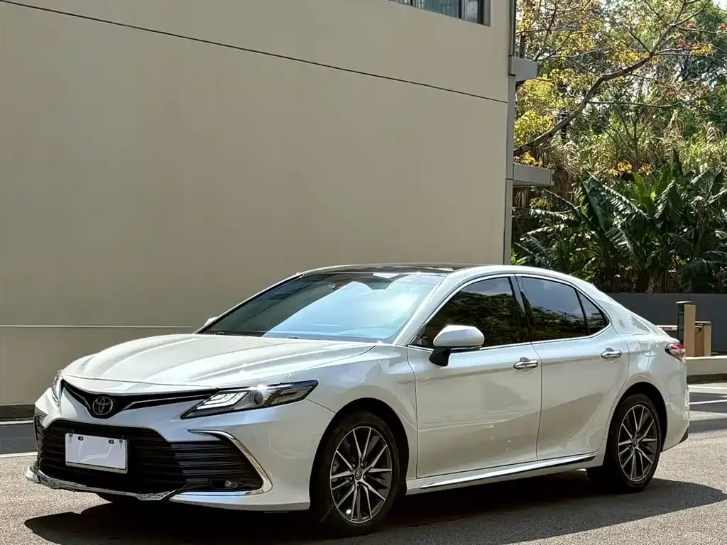 Toyota Camry — фото 1
