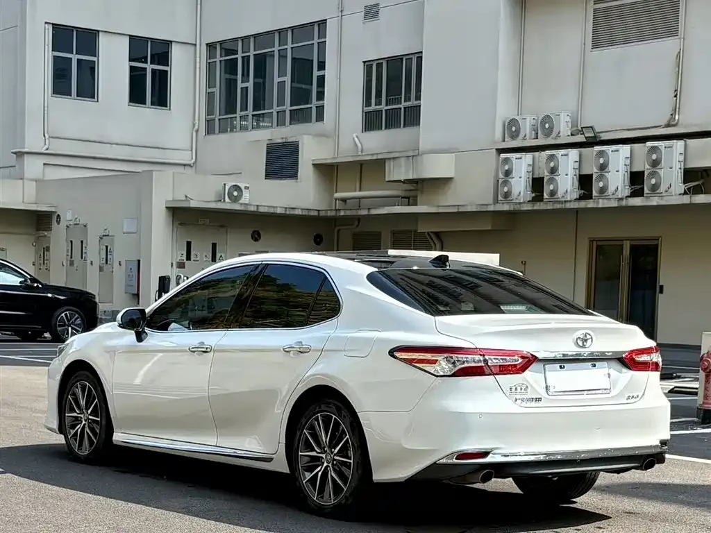 Toyota Camry — фото 3