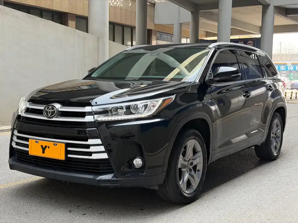Toyota Highlander — фото 1