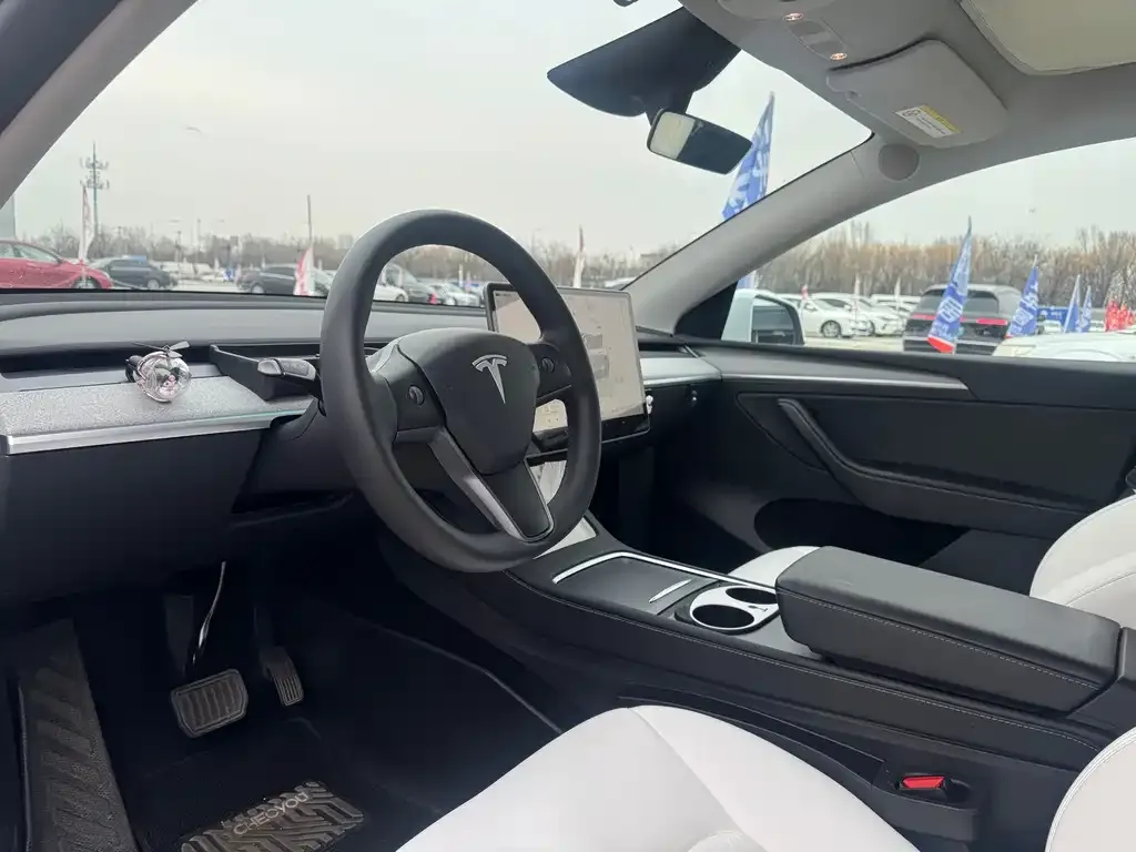 Tesla Model Y — фото 7