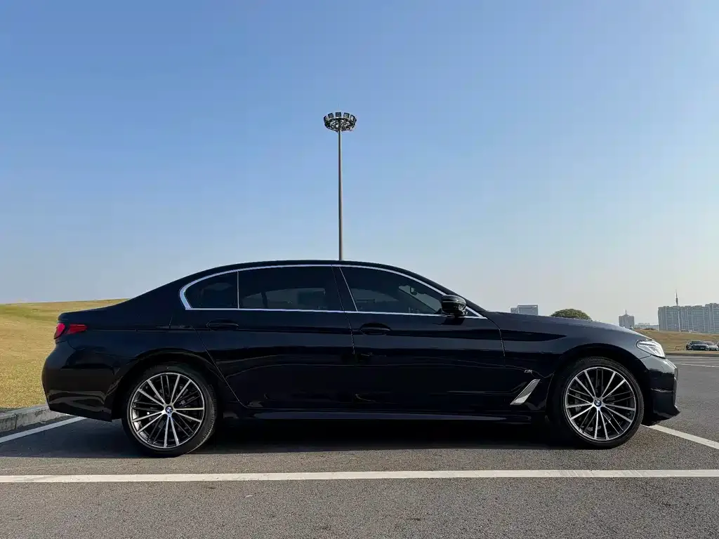 BMW 5 Series — фото 5