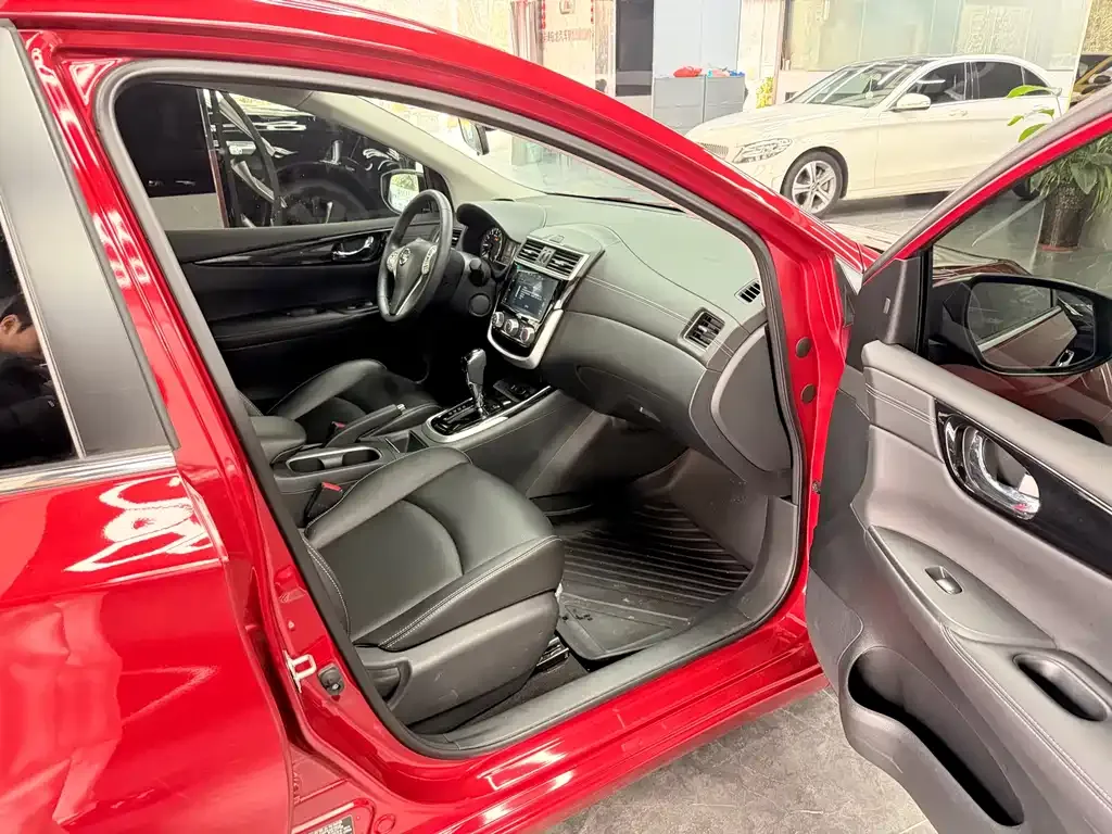 Nissan Tiida 2024 из CN, фото 2