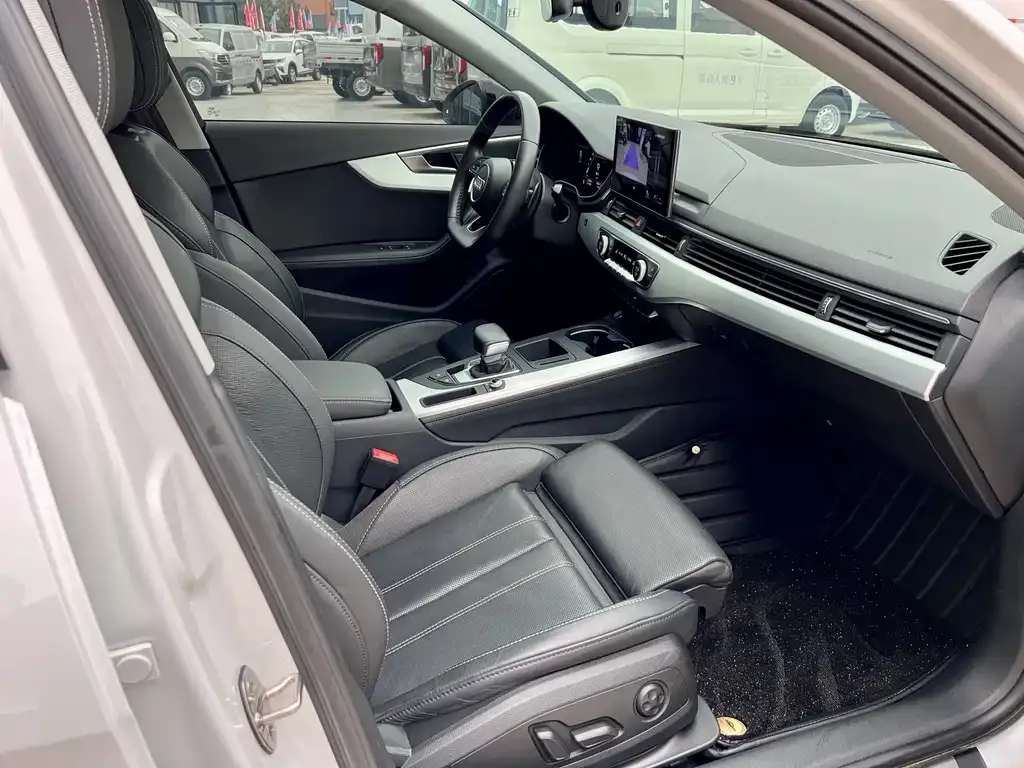 Audi A4L 2022 из CN, фото 10
