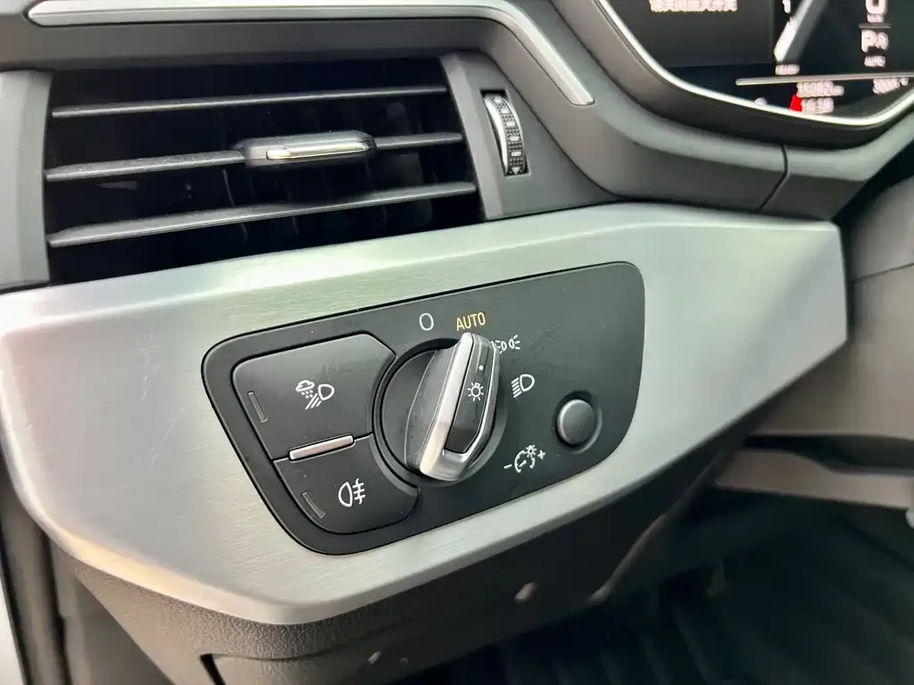 Audi A4L 2022 из CN, фото 2