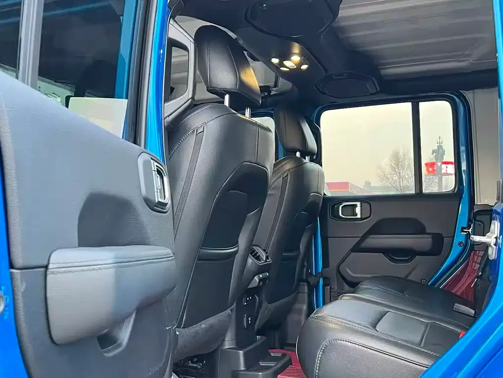 Jeep Wrangler 2023 из CN, фото 2