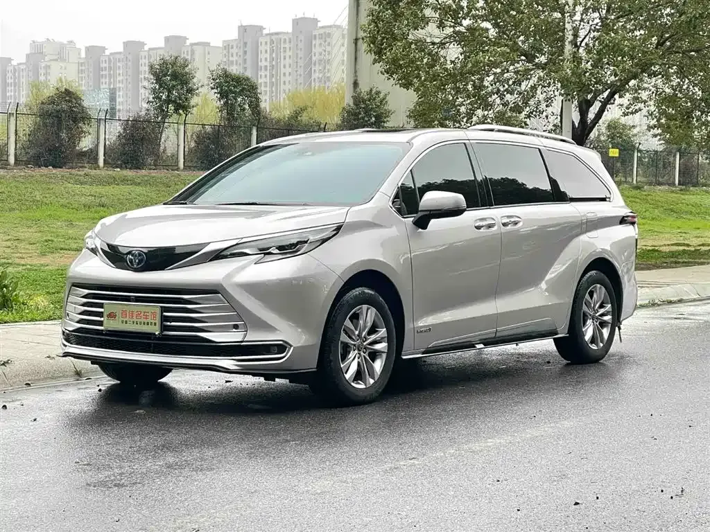 Toyota Sienna — фото 1