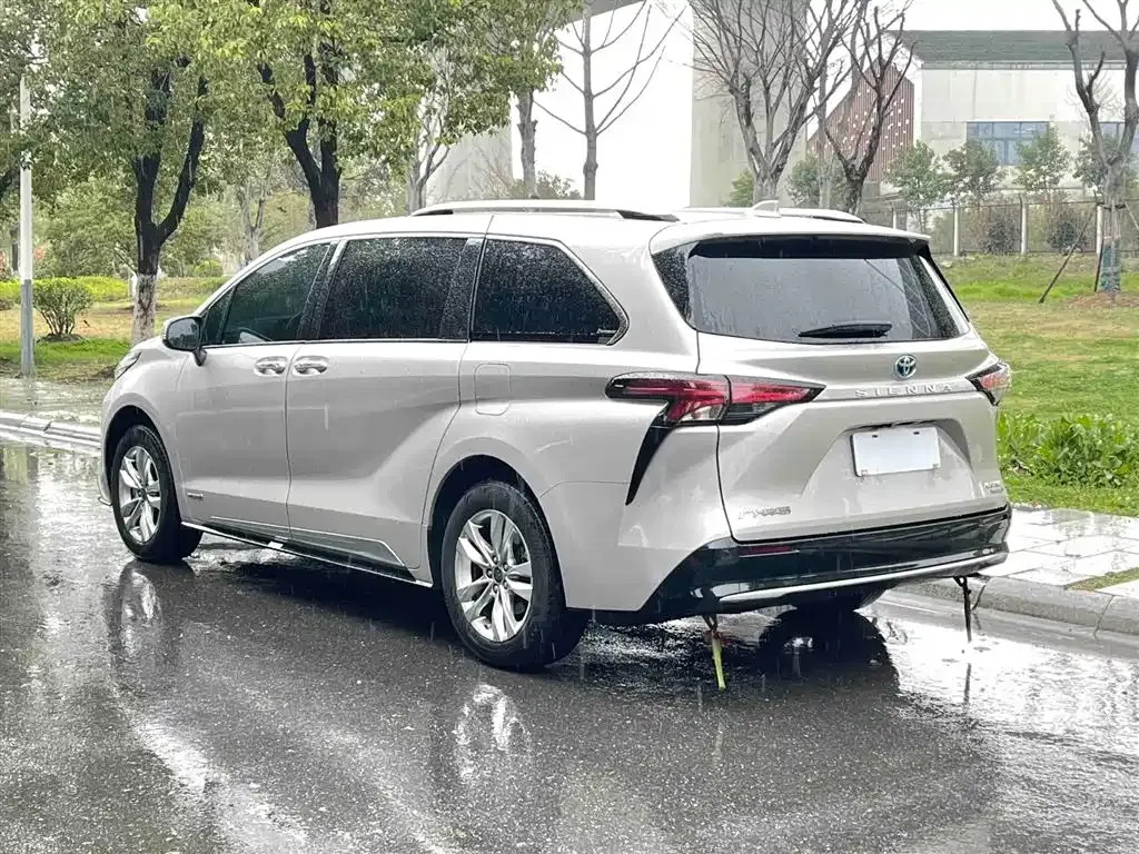 Toyota Sienna — фото 8