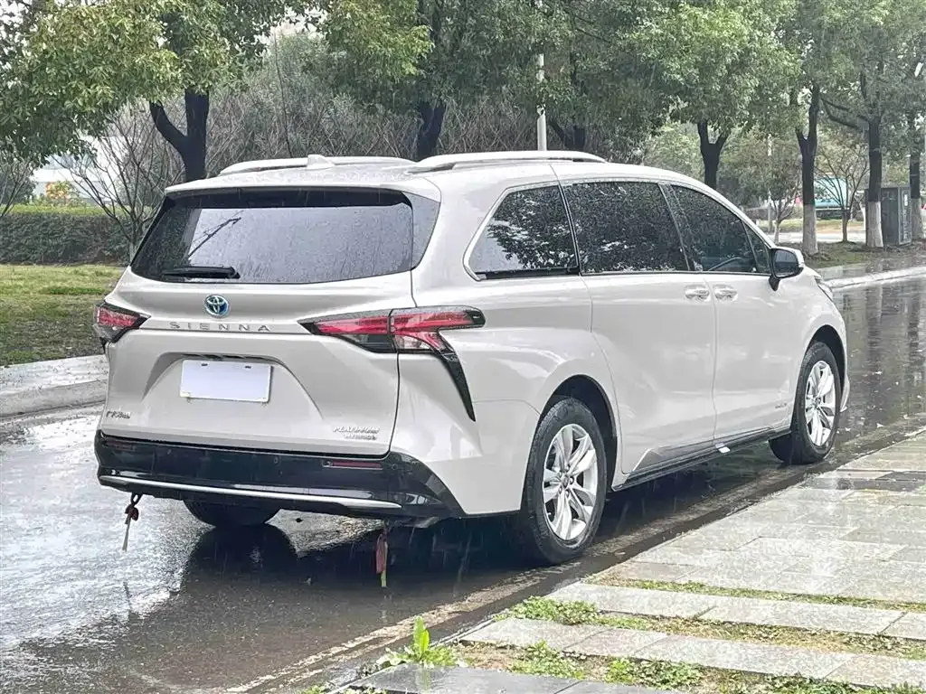 Toyota Sienna — фото 10