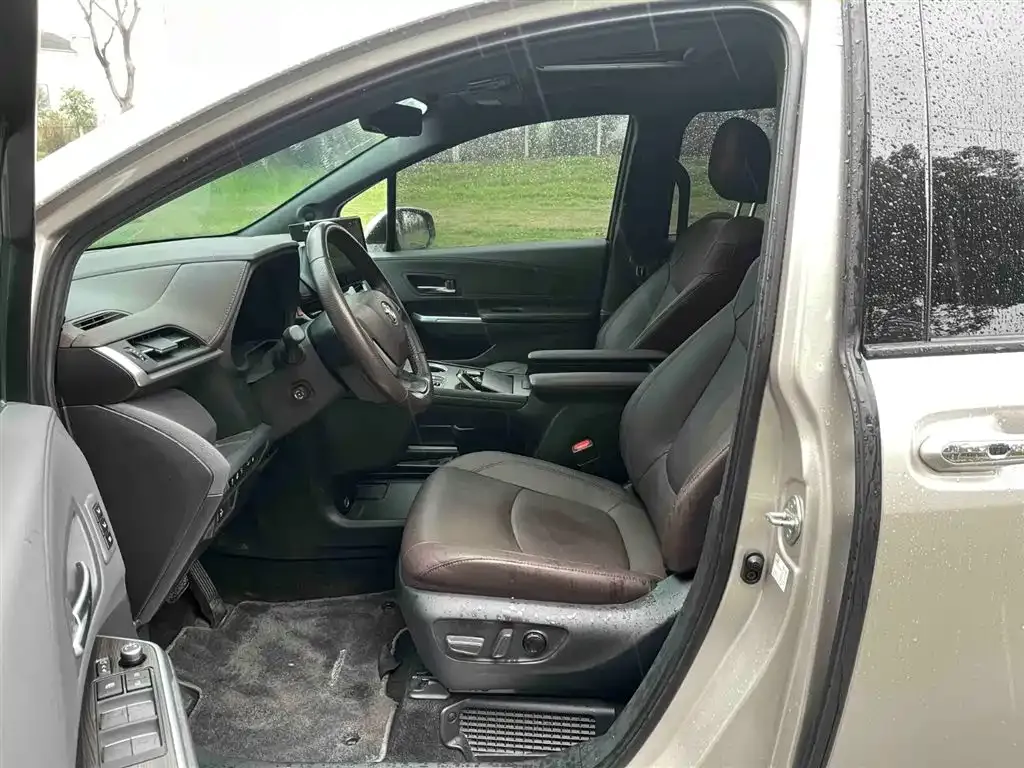 Toyota Sienna — фото 5