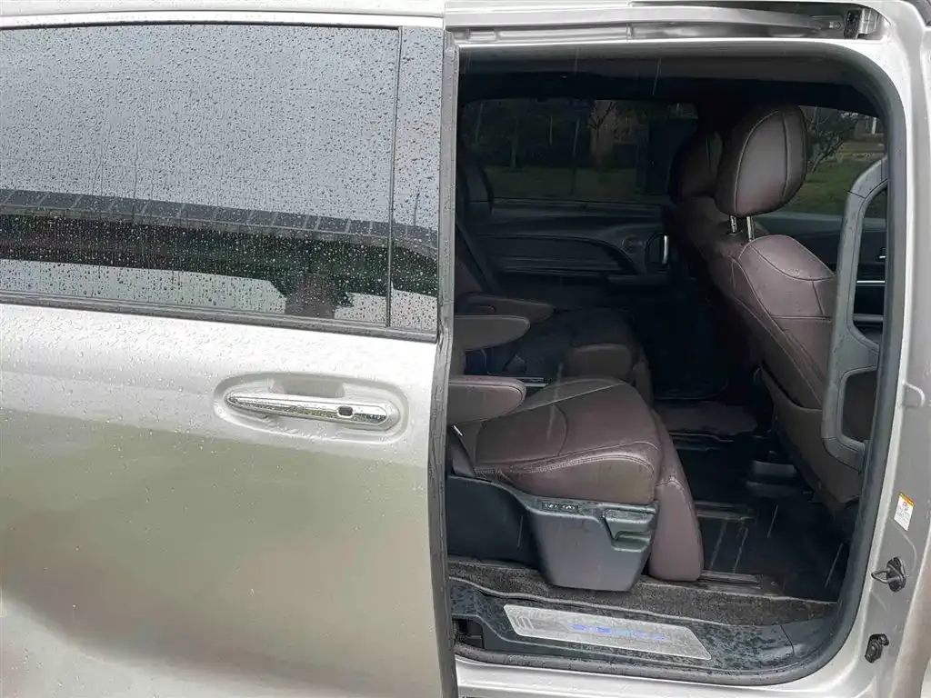 Toyota Sienna — фото 2
