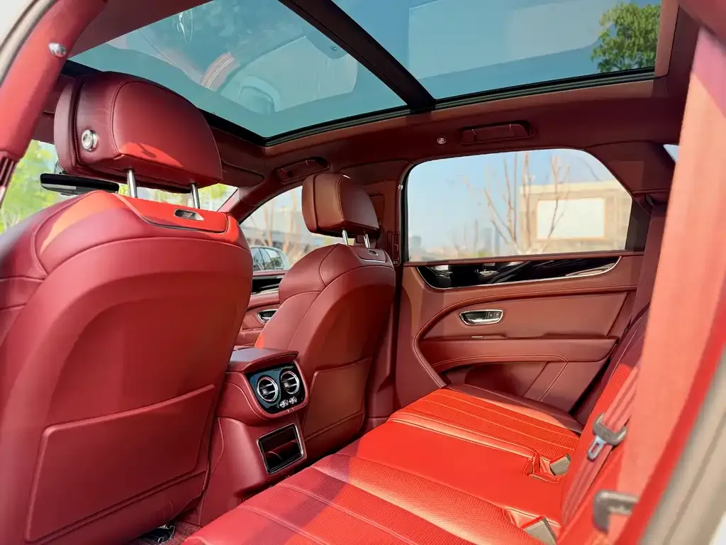 Bentley Bentayga 2023 из CN, фото 6