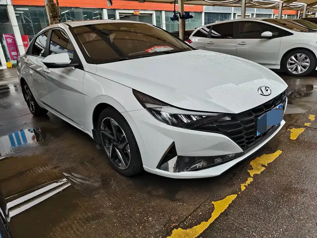 Hyundai Elantra — фото 1