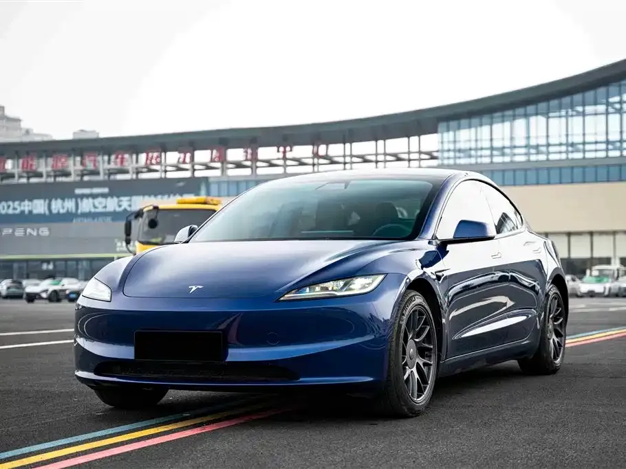 Tesla Model 3 — фото 1