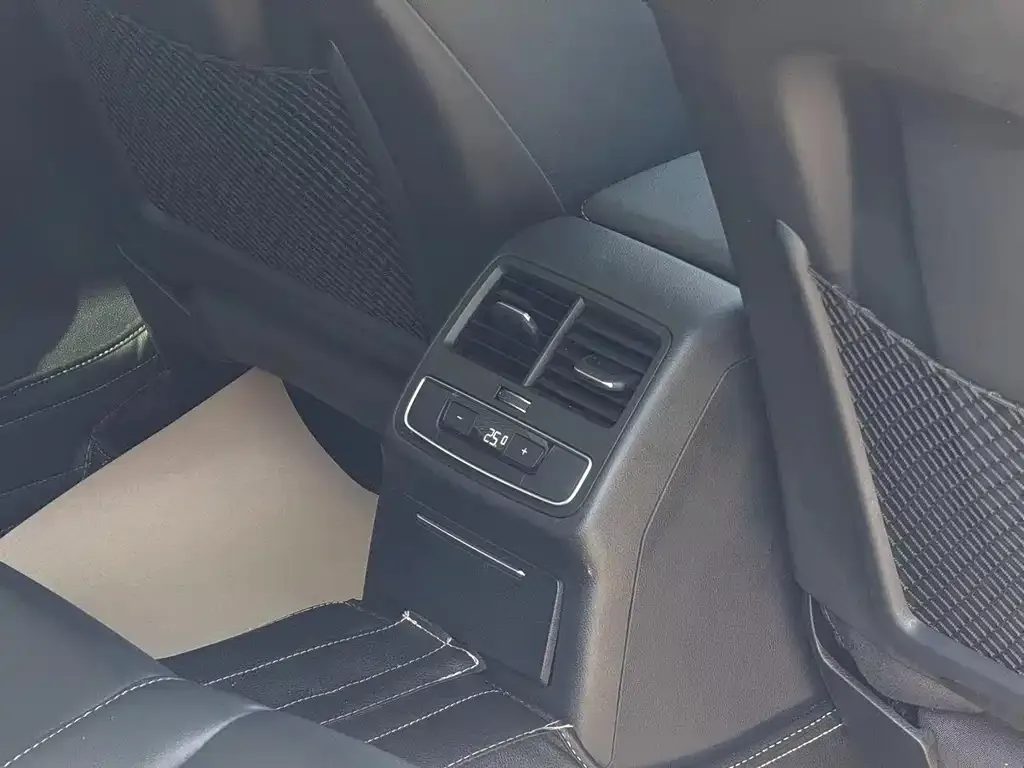 Audi A4L 2022 из CN, фото 7