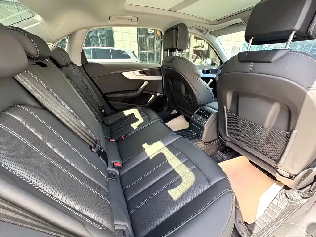 Audi A4L 2022 из CN, фото 6