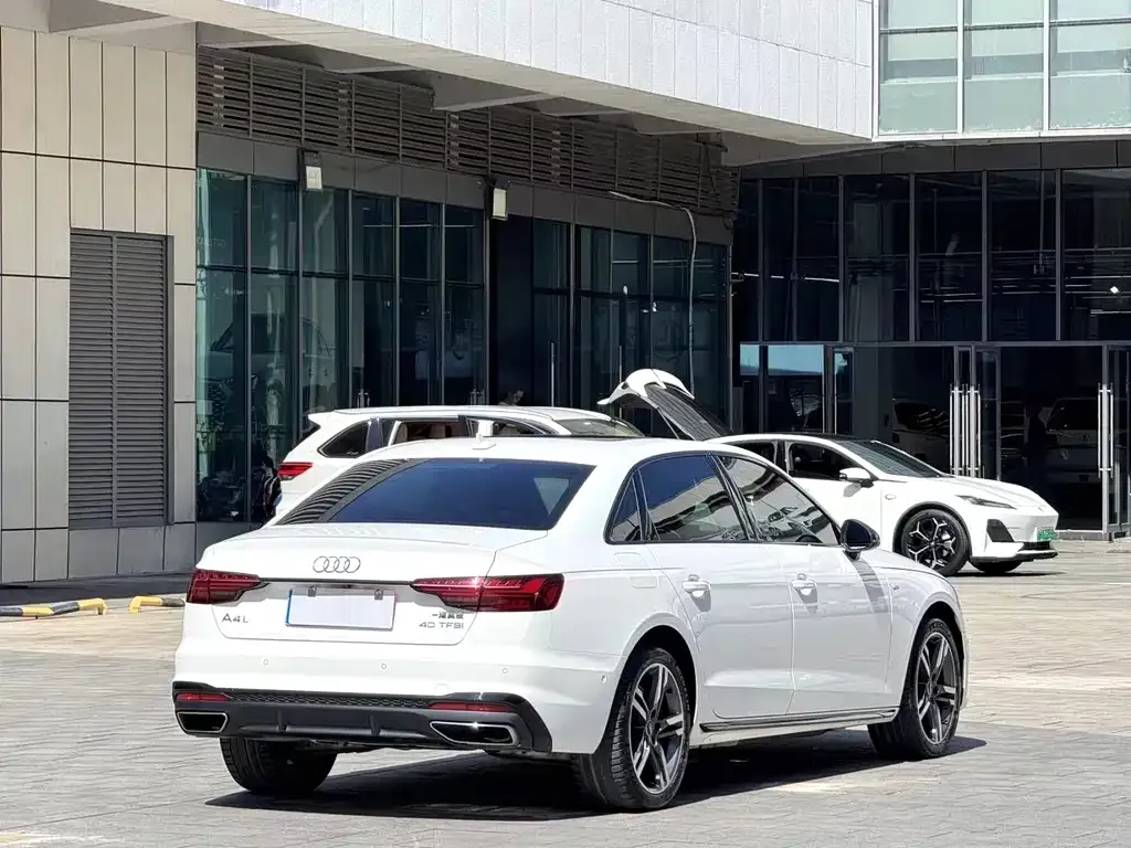 Audi A4L 2022 из CN, фото 4