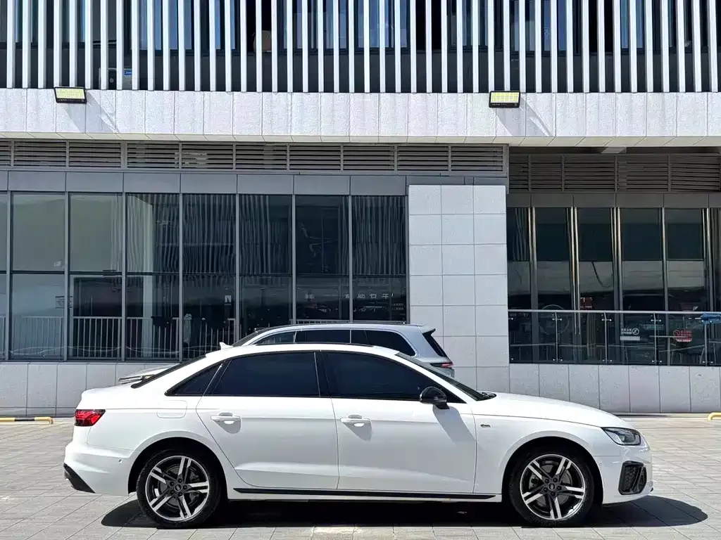 Audi A4L 2022 из CN, фото 3