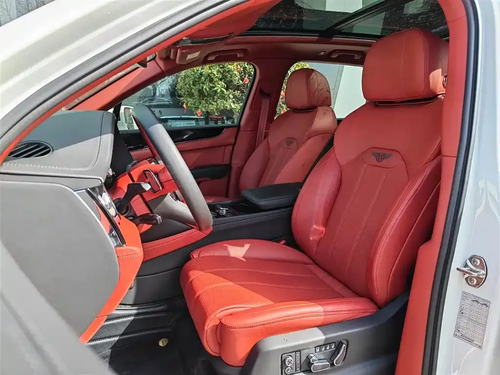 Bentley Bentayga 2021 из CN, фото 2