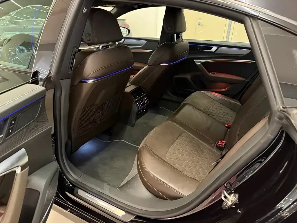 Audi A7L 2023 из CN, фото 10